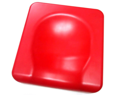 Individu de matériel médical pelant la mousse de polyuréthane